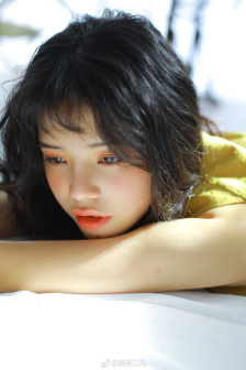 双腿大开坐在椅子上